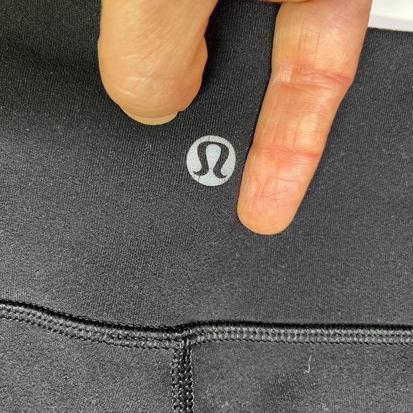 Lululemon Size 10 Black Cropped Athletic Leggings *Wear - Picture 4 of 6